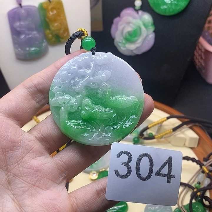 翡翠未镶嵌吊坠(赠链)