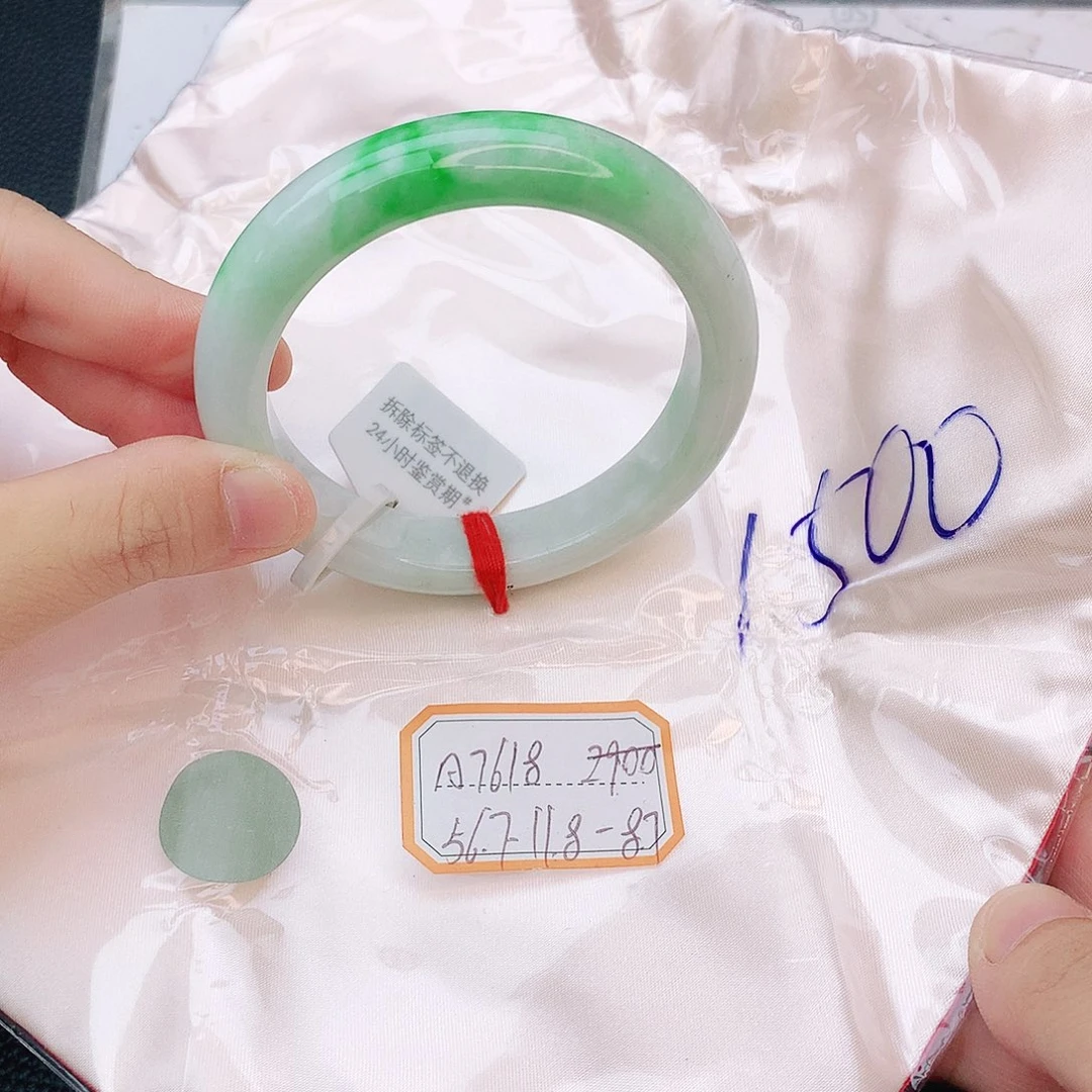 翡翠手镯未镶嵌翡翠