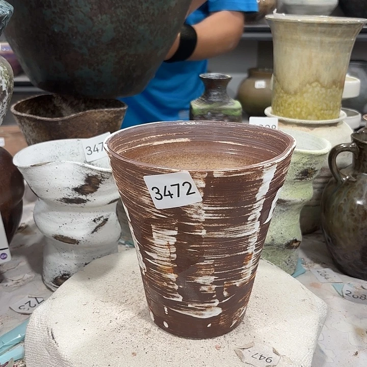 摆件高17，口15，有孔，微瑕疵处理