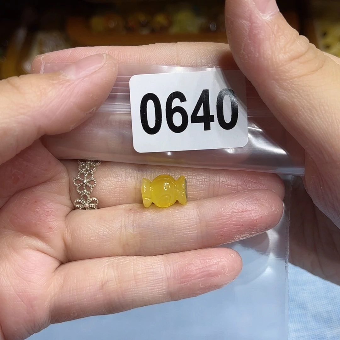 琥珀未镶嵌颈饰蜜蜡