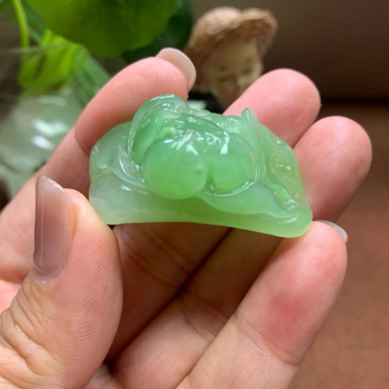 精品和田玉阳绿手牌颜色漂亮精美雕刻赠送礼品规格41*22*15重18克