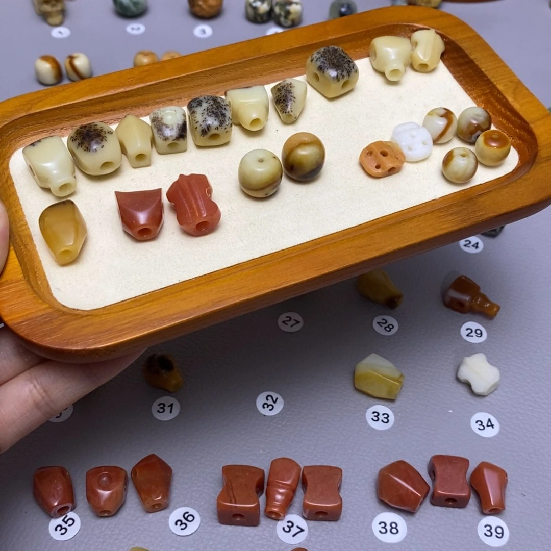 蛇纹石玉配饰合金红*