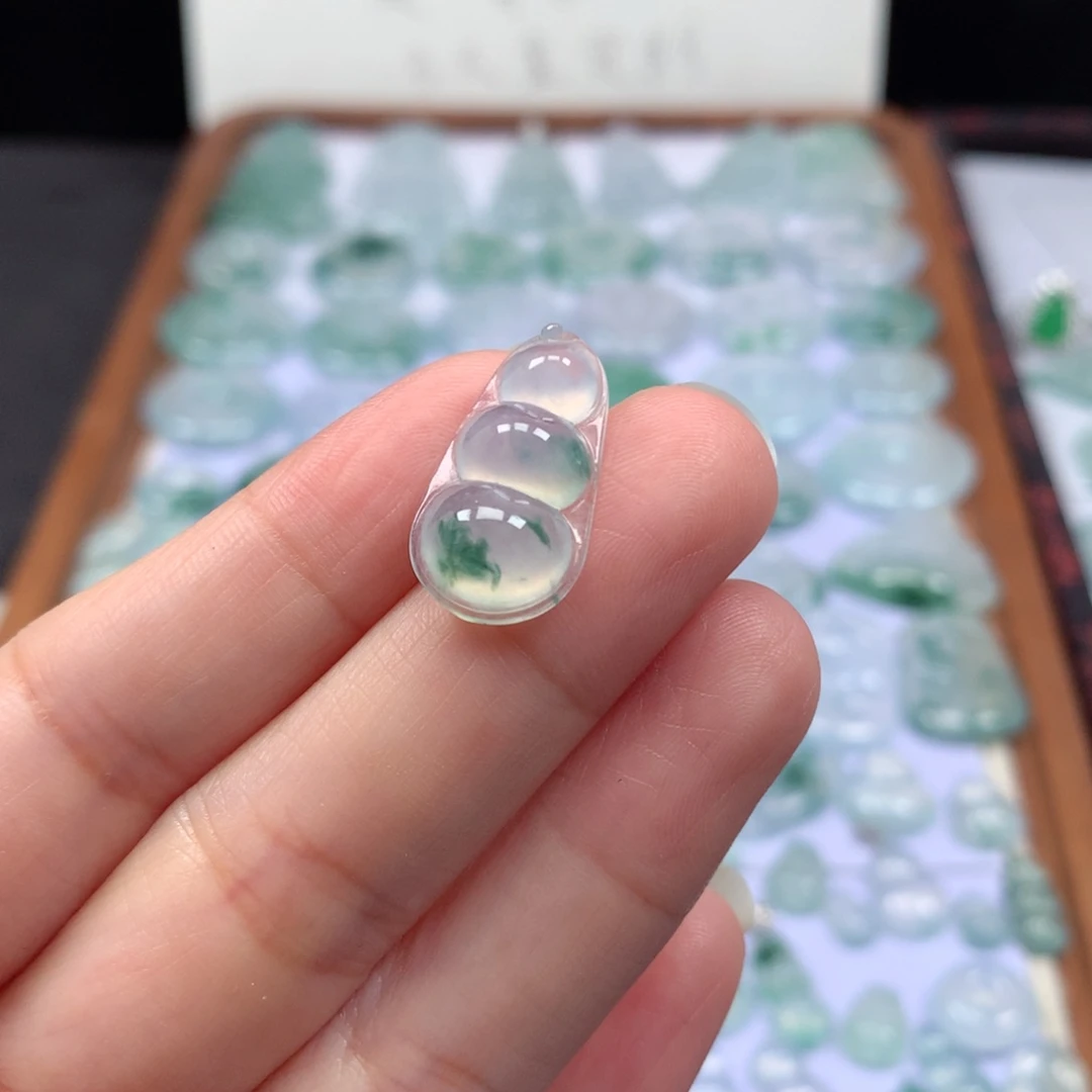 颈饰未镶嵌翡翠冰种飘花福豆