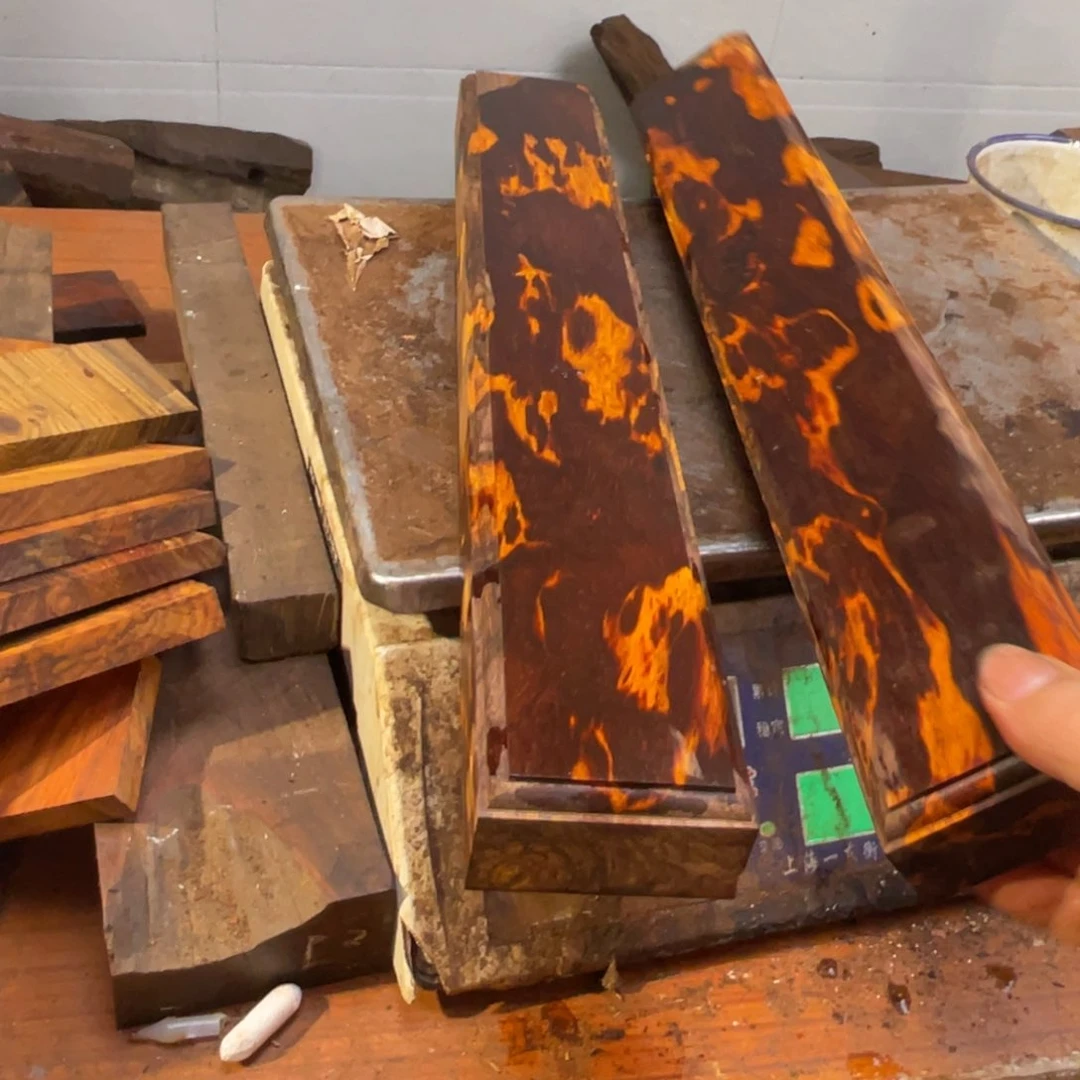 木扶**上大红酸枝摆件原料