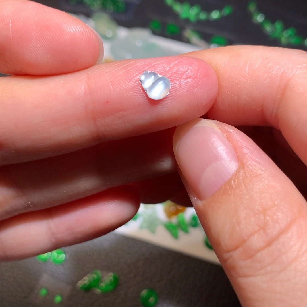 翡翠未镶嵌颈饰葫芦