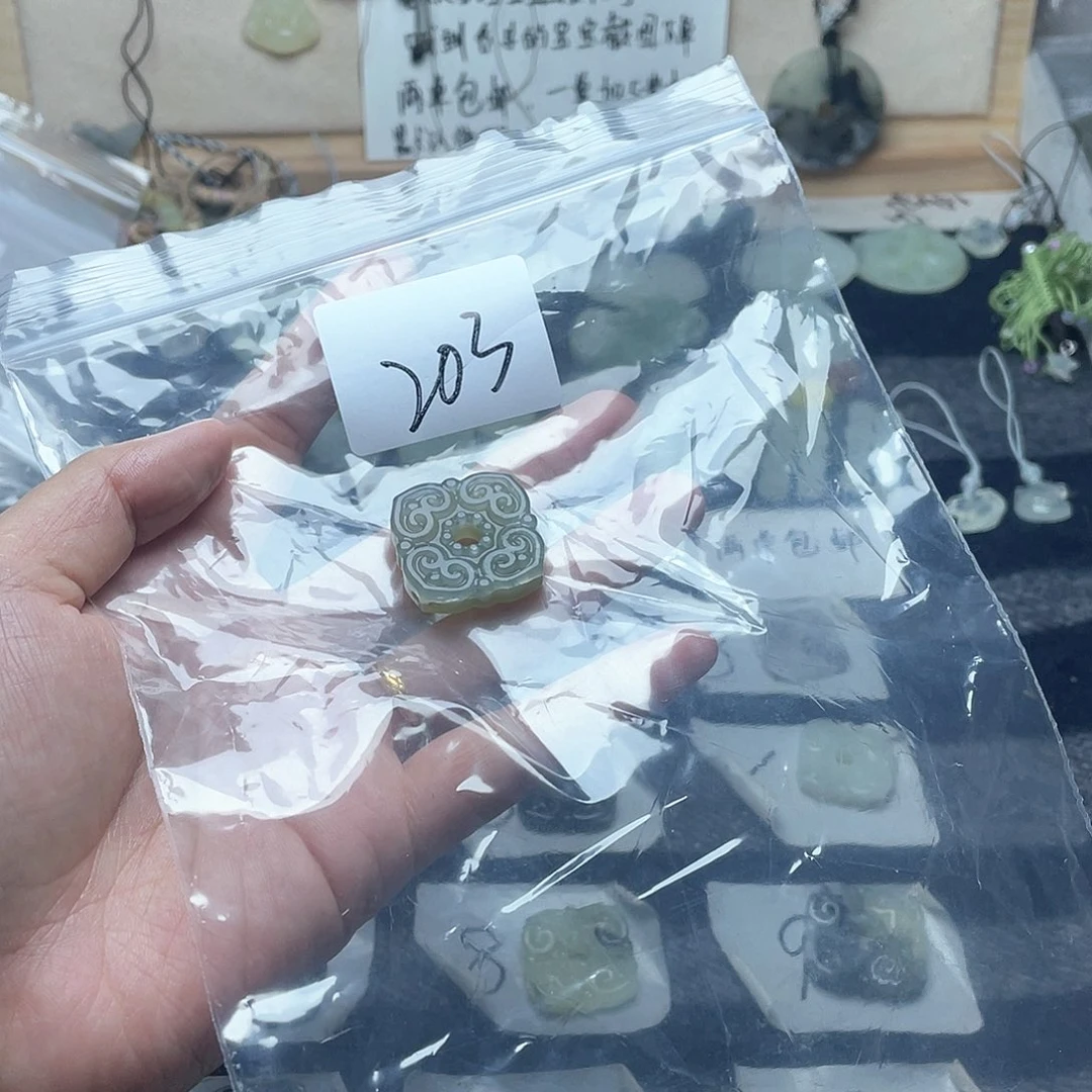 蛇纹石玉颈饰未镶嵌青*