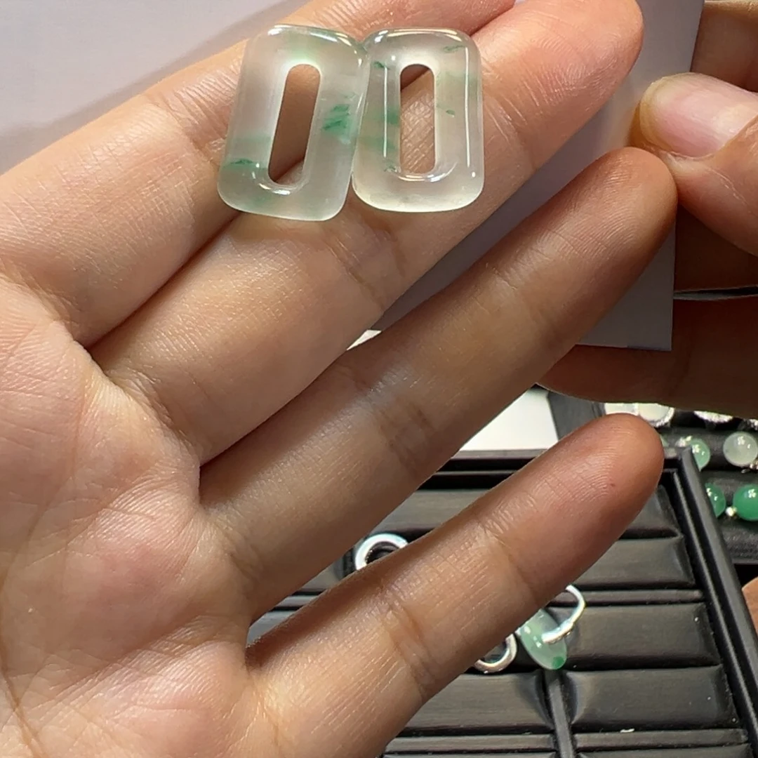 爱***娅未镶嵌石英质玉耳饰裸石