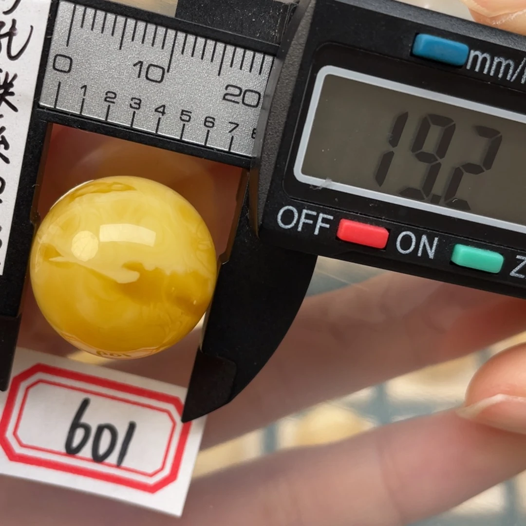 蜜蜡裸石未镶嵌时**猫蜜蜡