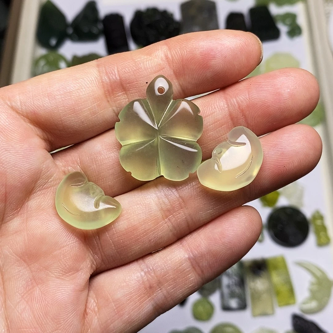 飞***叶蛇纹石玉未镶嵌颈饰