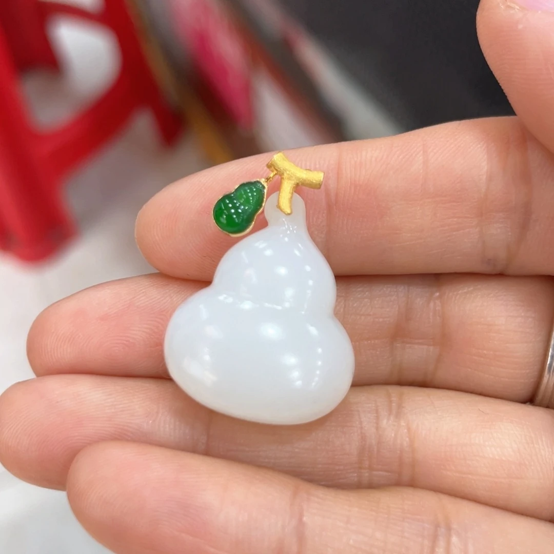 颈饰18K金镶嵌和田玉