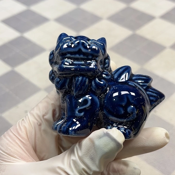 如图所示陶瓷狮子