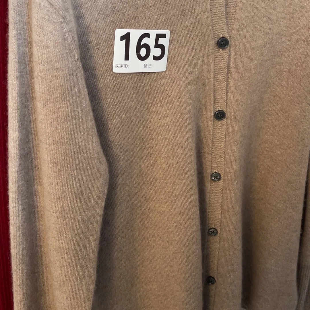 小***星孤品165卷边驼色羊绒开衫