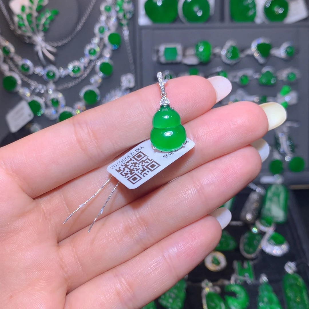 翡翠9K金镶嵌颈饰葫芦