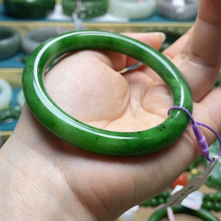 和田玉手镯59圈口。编号32未镶嵌