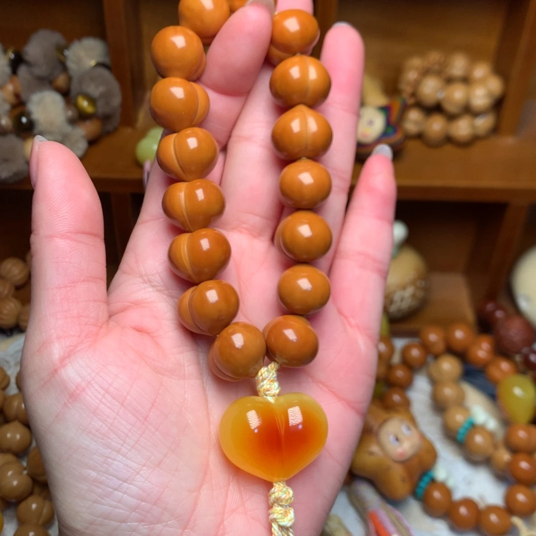 吊坠猴头核桃15玻璃底手持爱心