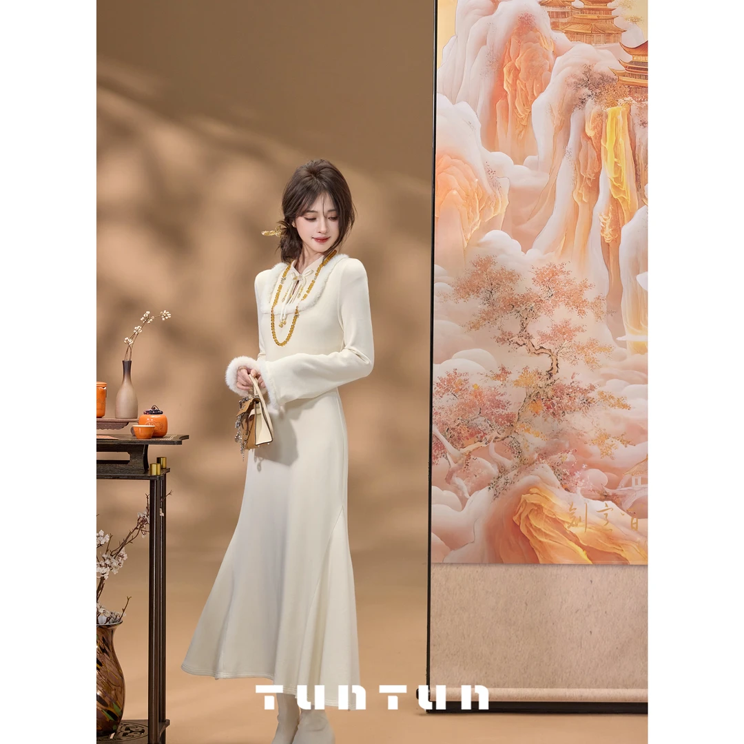 吞吞TUNT【沉鱼落雁】优雅如白玉 毛条水滴盘扣立领连衣裙