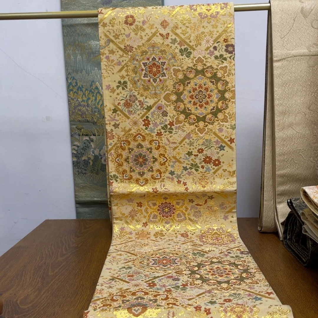 织绣织锦缎，织锦缎。织锦