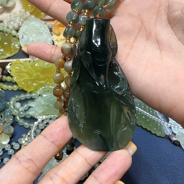未镶嵌蛇纹石玉吊坠