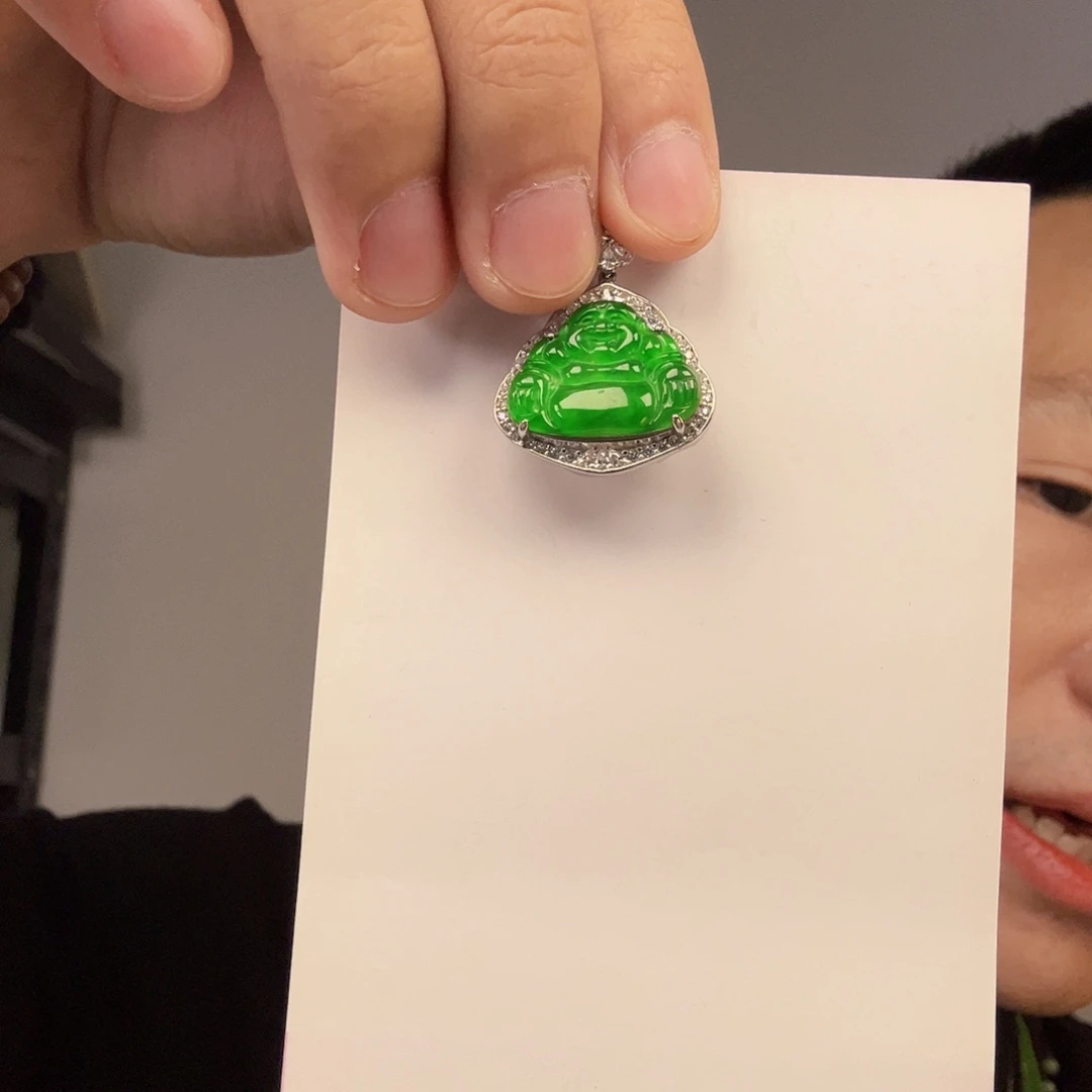 翡翠未镶嵌颈饰一件