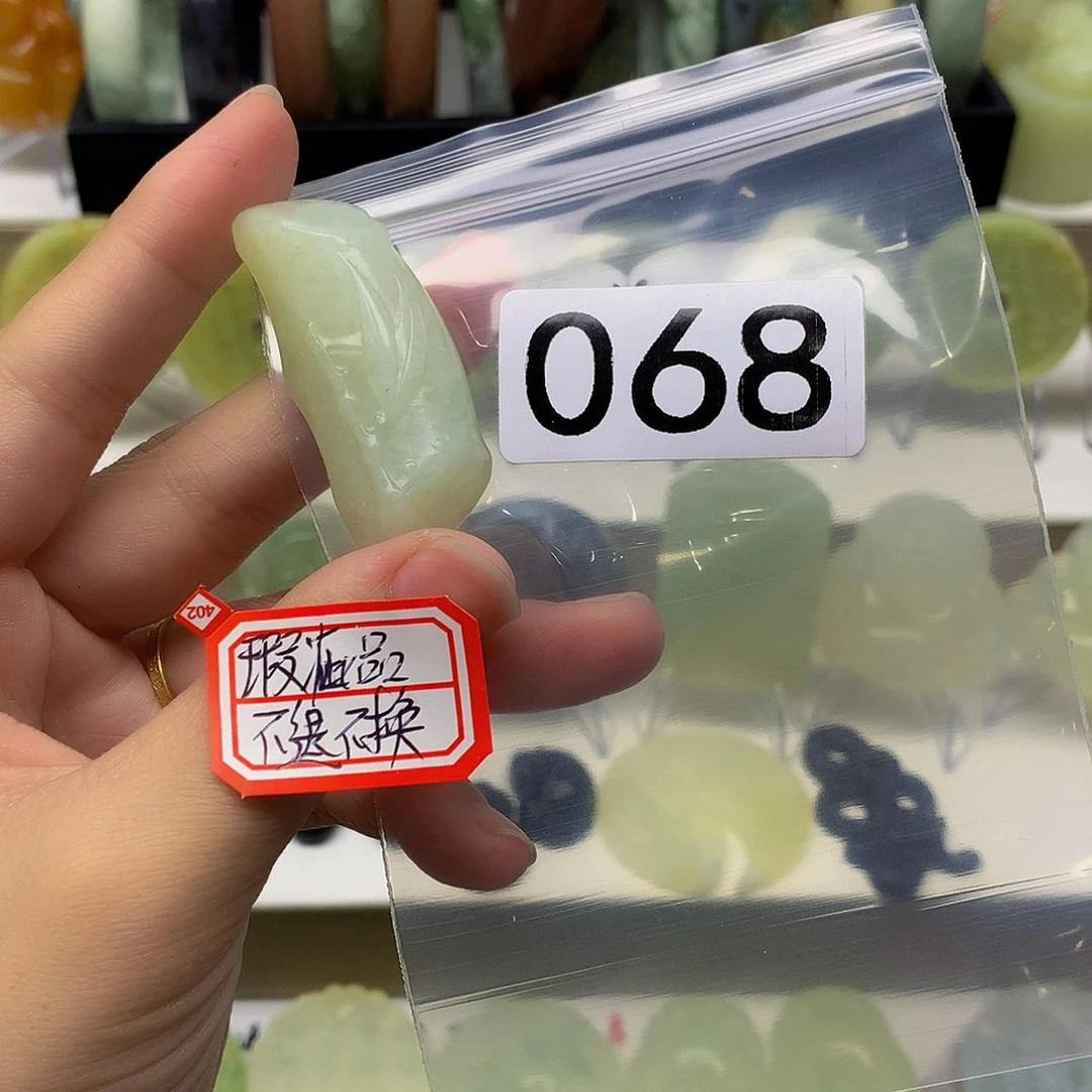 蛇纹石玉颈饰未镶嵌