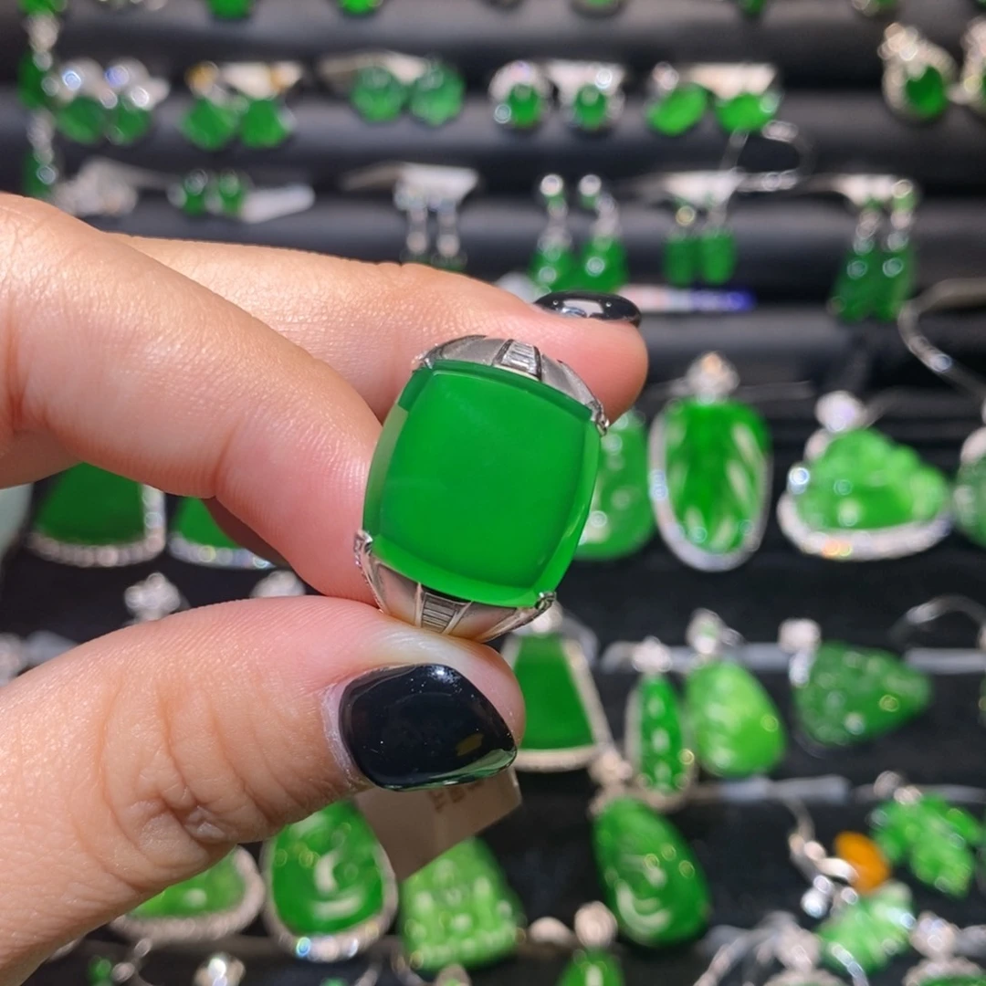 翡翠戒指18K金镶嵌天然翡翠