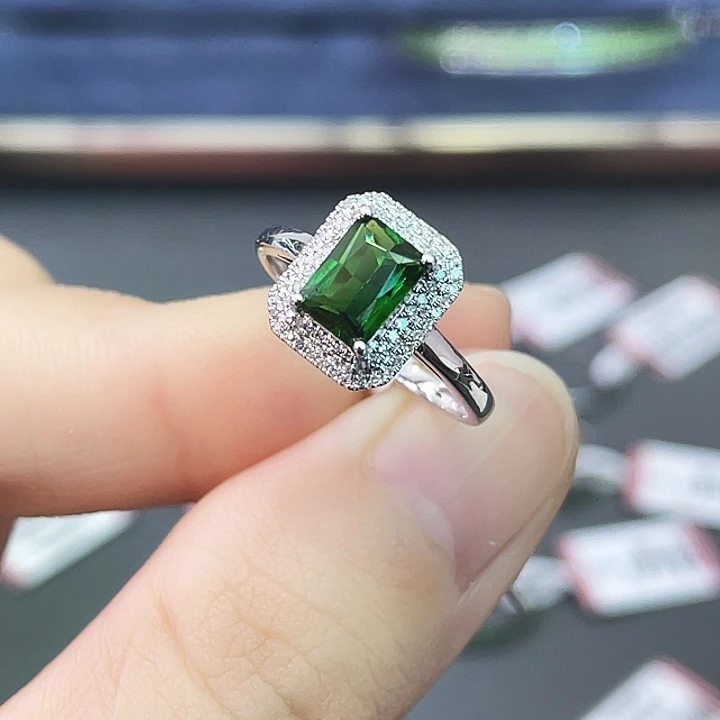 18K金镶嵌戒指石榴石（沙弗莱）1克拉