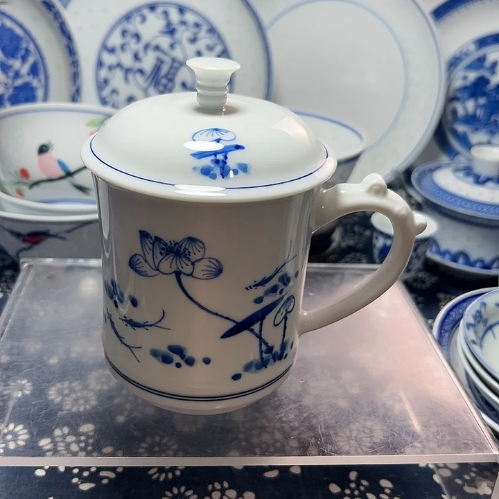 手绘的荷花办公杯