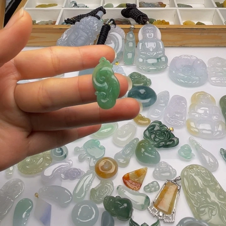 翡翠未镶嵌颈饰如意