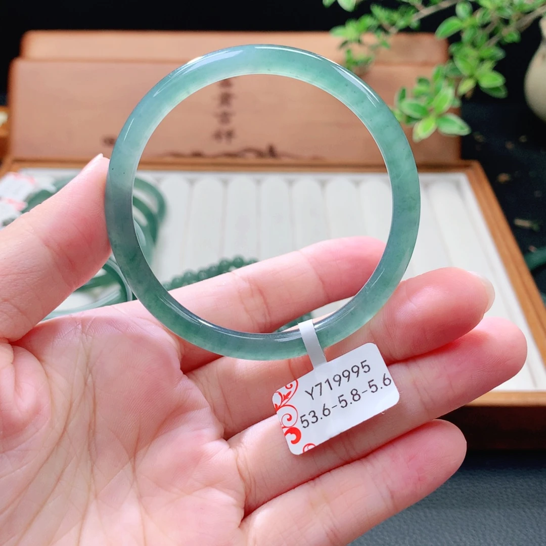 翡翠未镶嵌手镯（圆镯）