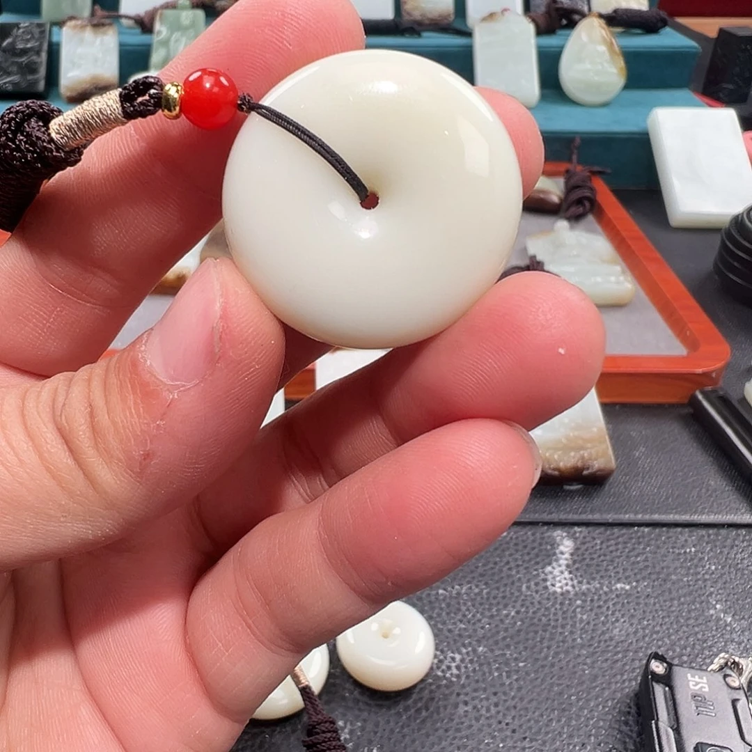 石英质玉颈饰合金