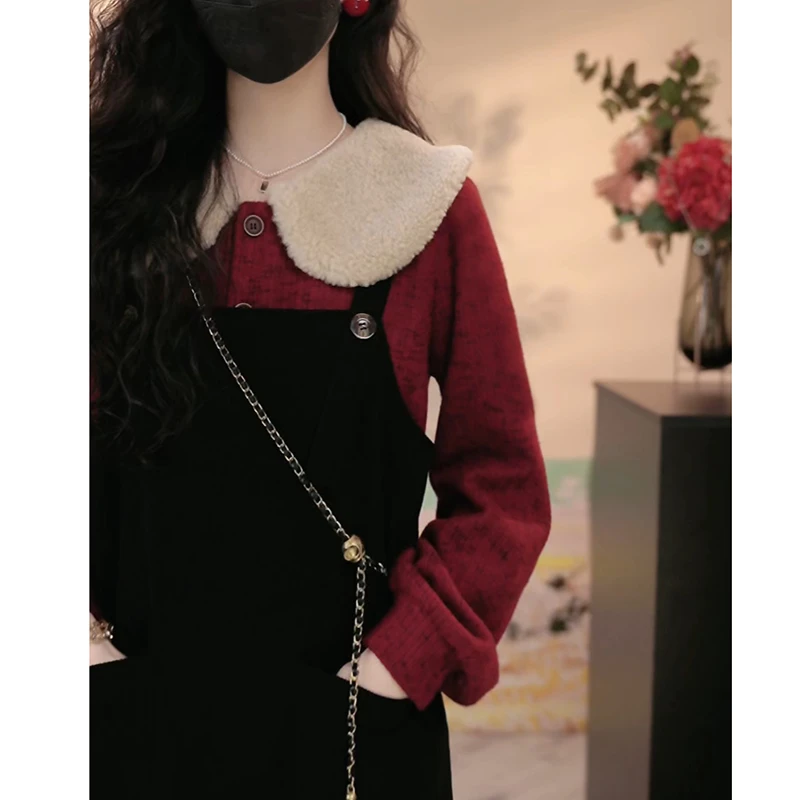 秋冬减龄毛领红色精致上衣搭配灯芯绒背带裙套装