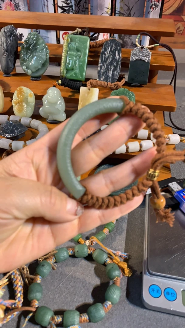 精品的和田玉的挂件