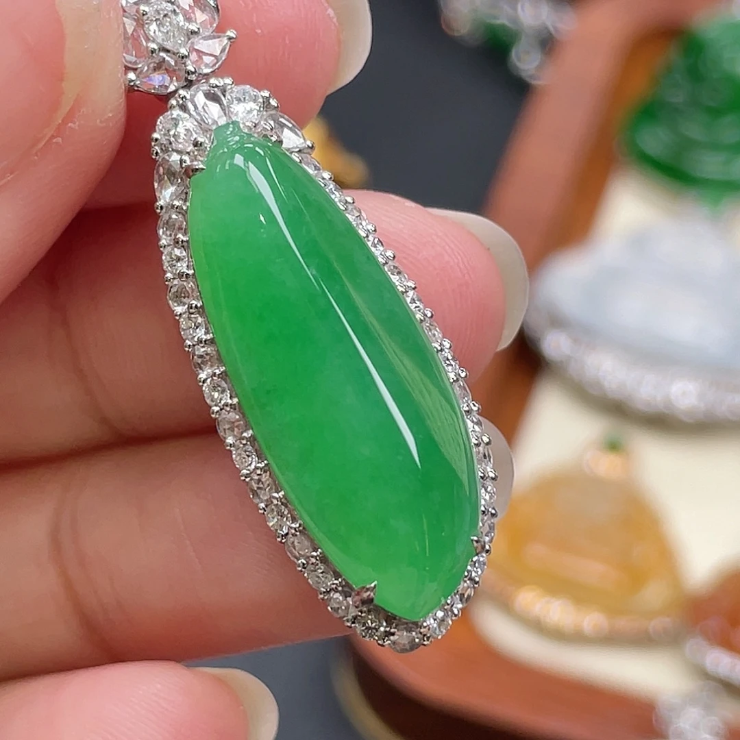 翡翠18K金镶嵌颈饰绿瓜