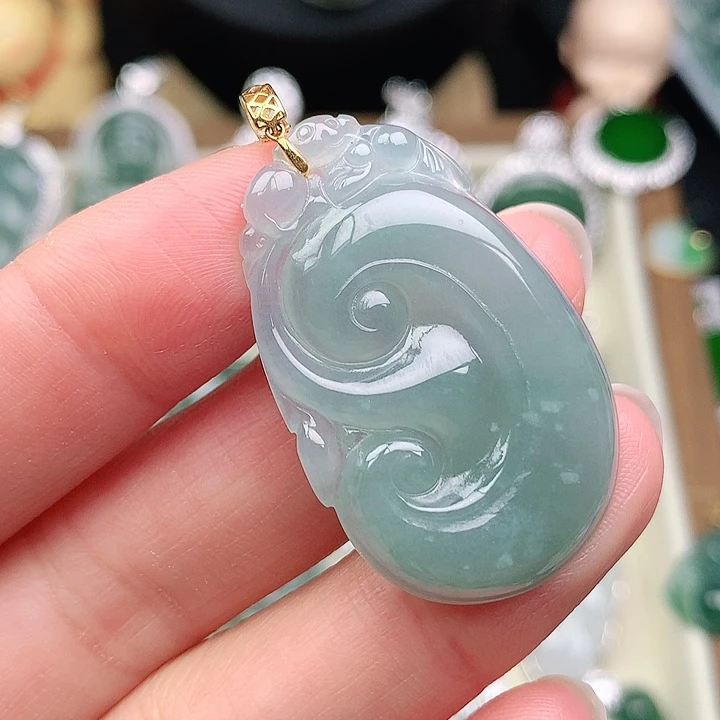 颈饰18K金镶嵌翡翠吊坠