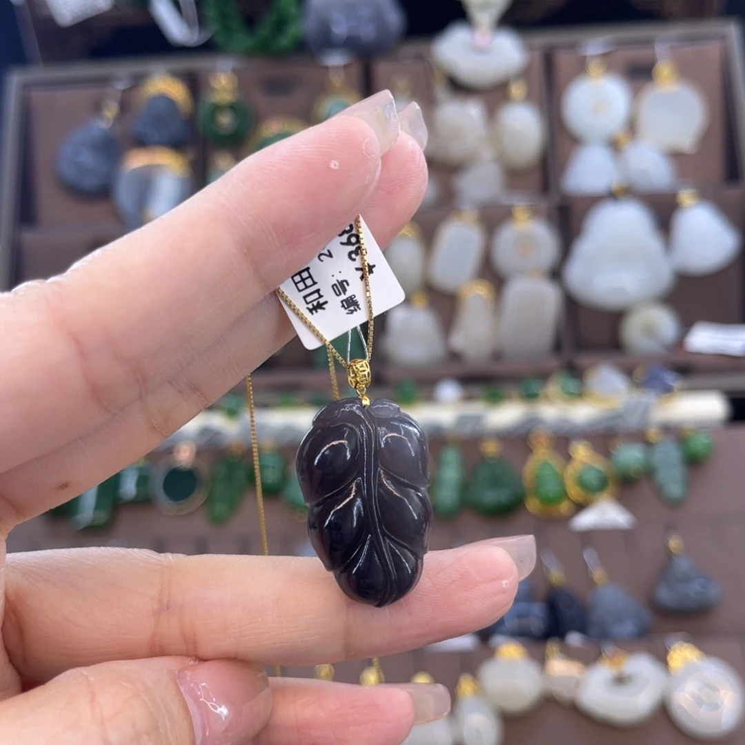 和田玉吊坠18K金镶嵌