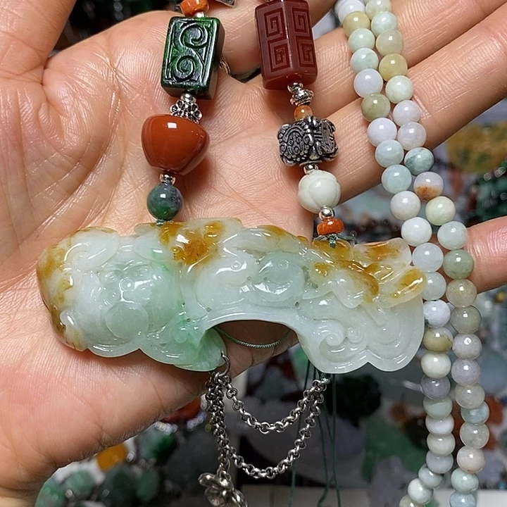 翡翠未镶嵌吊坠(赠链)