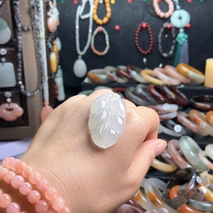 美***美石英质玉未镶嵌颈饰