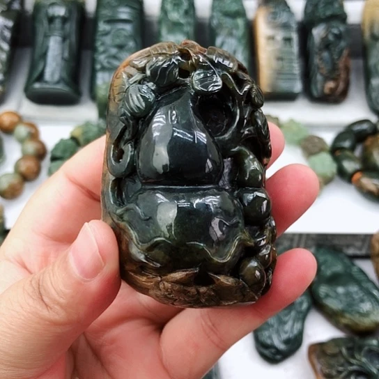 未镶嵌岫岩河磨玉（透闪石质玉）把件