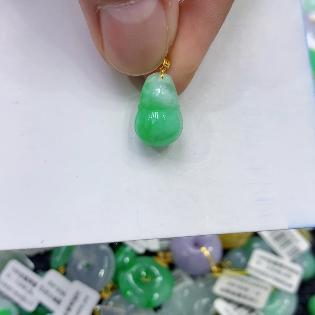 颈饰18K金镶嵌翡翠葫芦