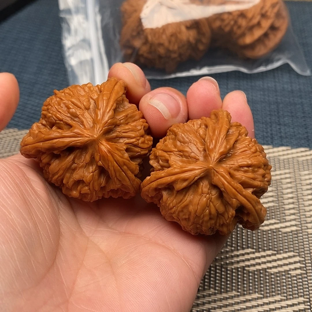 用***8文玩核桃吊坠三棱