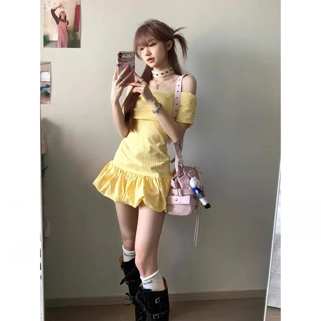 裙子爆款2025新款高级感斜肩黄色格纹花苞A字松紧收腰连衣裙女夏