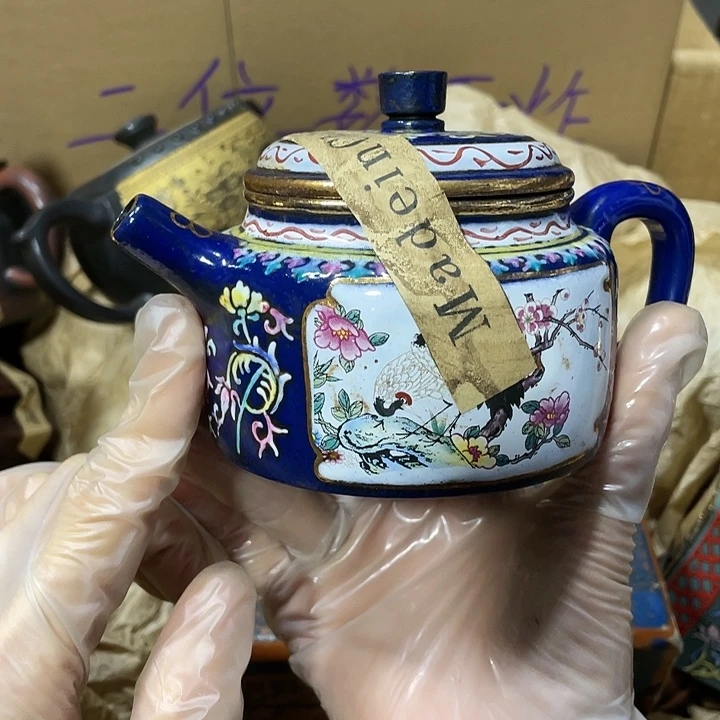 茶壶紫砂原矿泥料，手工制作的一把紫砂壶。
