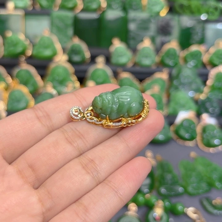 颈饰18K金镶嵌和田玉（碧玉）