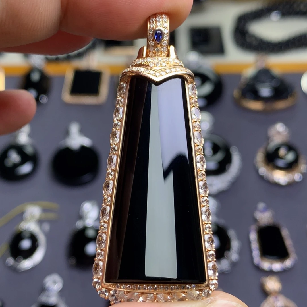 颈饰18K金镶嵌翡翠墨翠无事牌