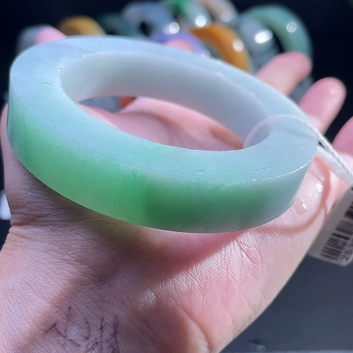 定制翡翠未镶嵌翡翠手镯