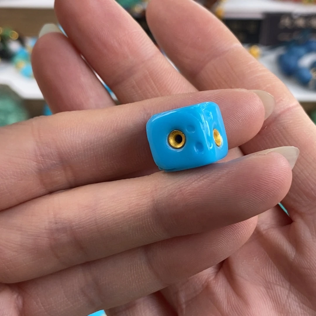 未镶嵌绿松石。拉芳