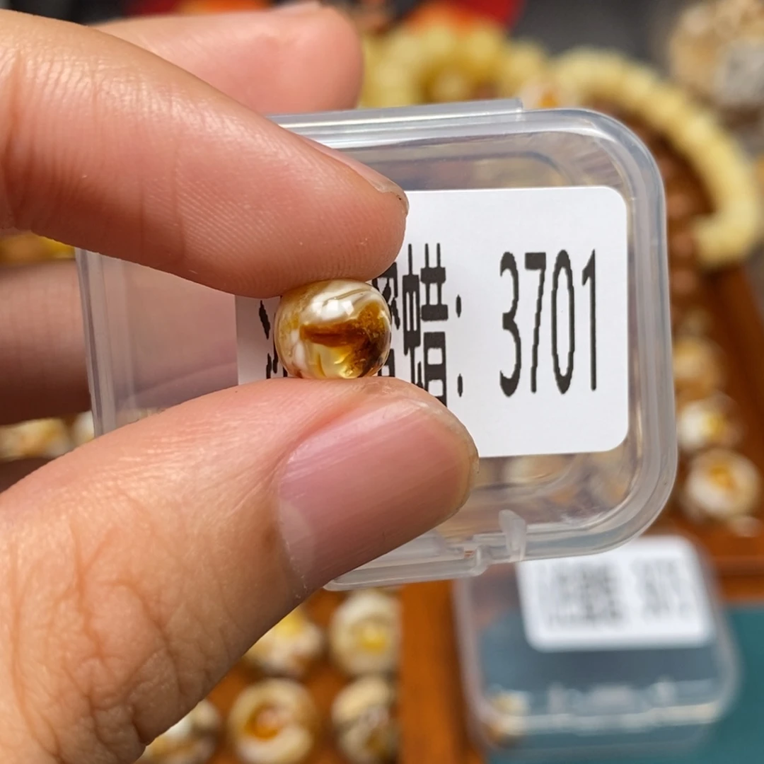 蜜蜡未镶嵌珠宝奇石3701