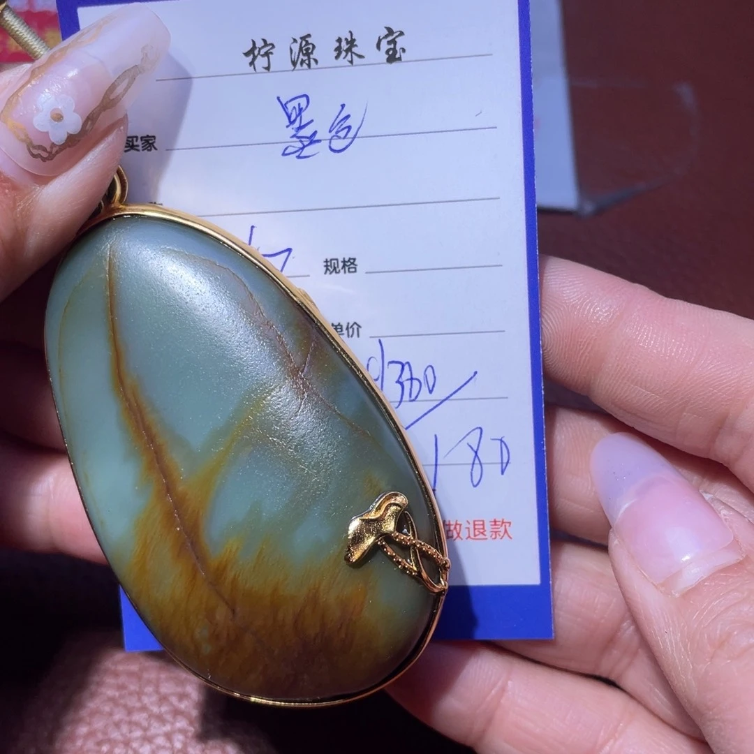 和田玉挂件足金镶嵌墨*月