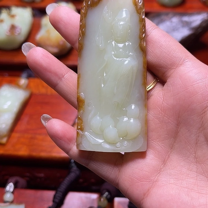 顾***师颈饰未镶嵌岫岩河磨玉（透闪石质玉）