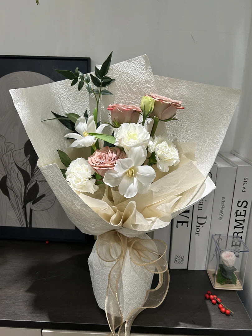 38女神节精美小花束见面的花束。